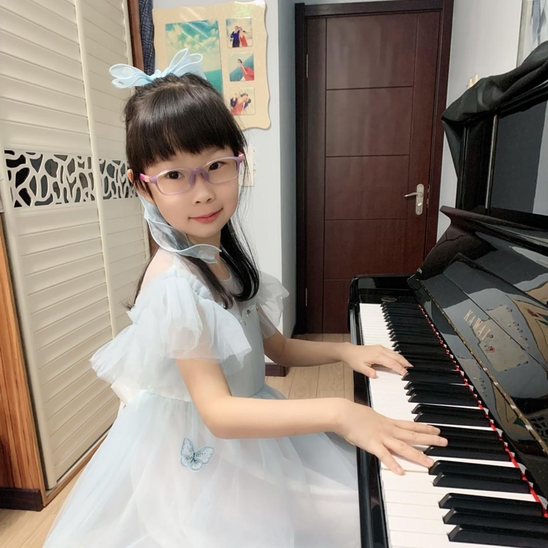 小桃子学钢琴