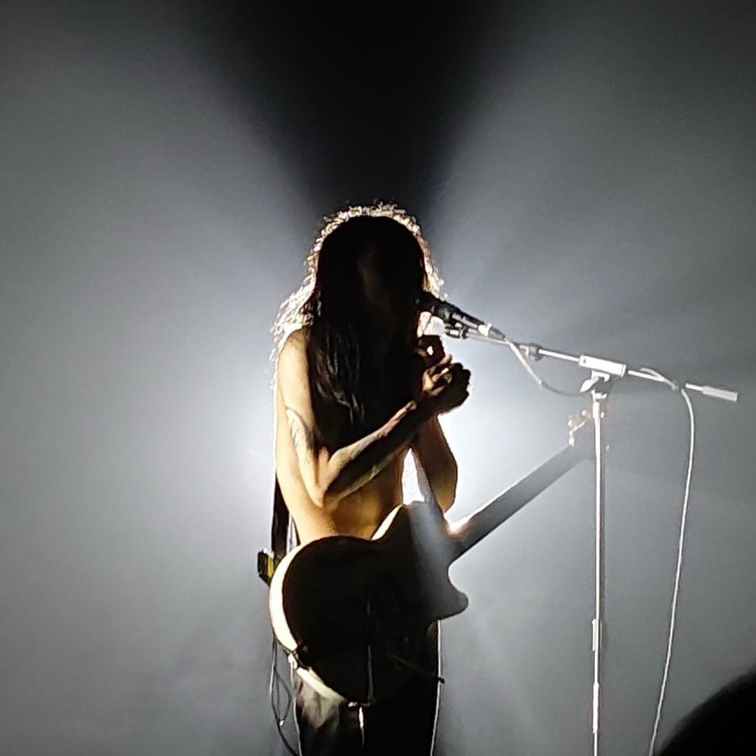 把胫骨踢到伯纳乌