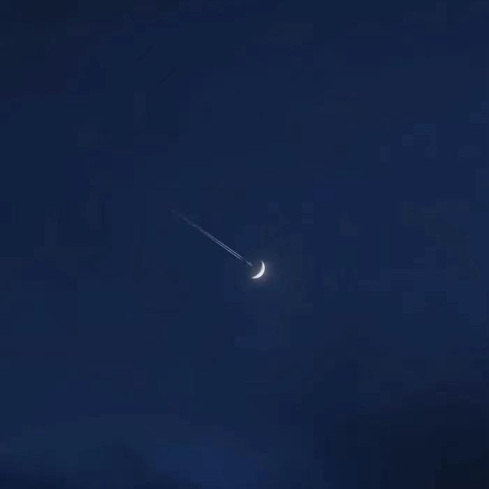 一弯冷月。