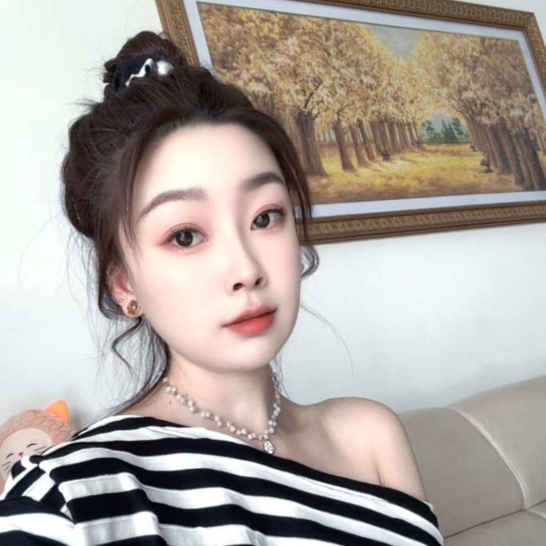 灯塔靖伊潮流衣饰精选