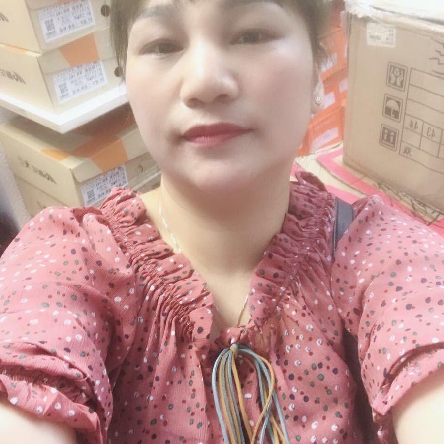 风雨中的彩衣陈丽蓉经营瓷砖木地板石材批发