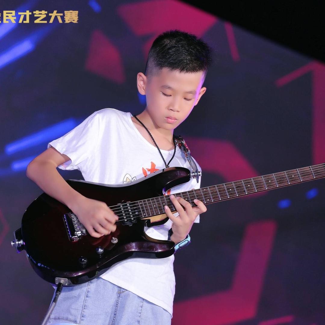 弹吉他的Carson