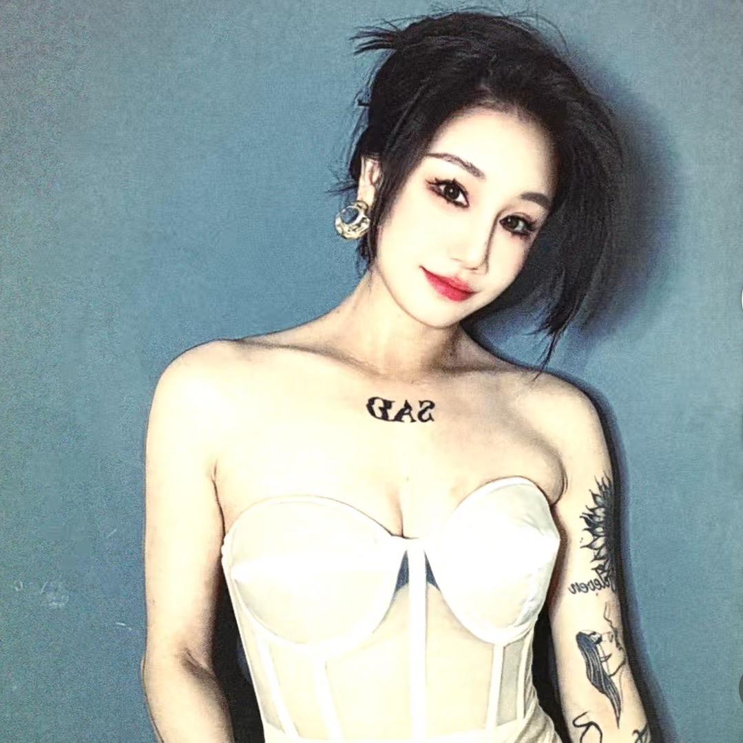 童童.