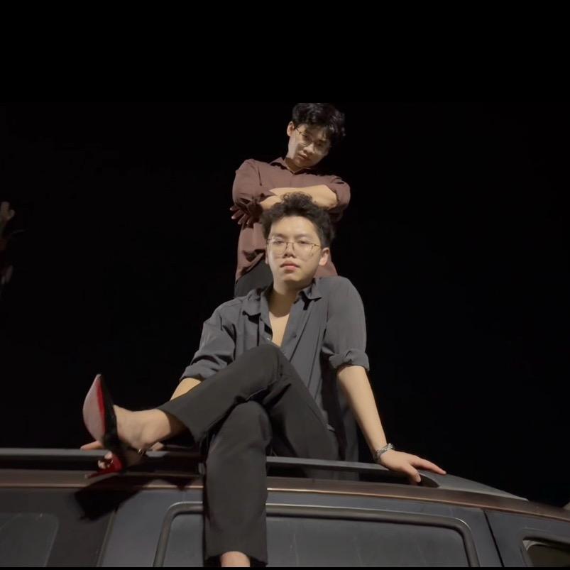 两男的卖高跟鞋