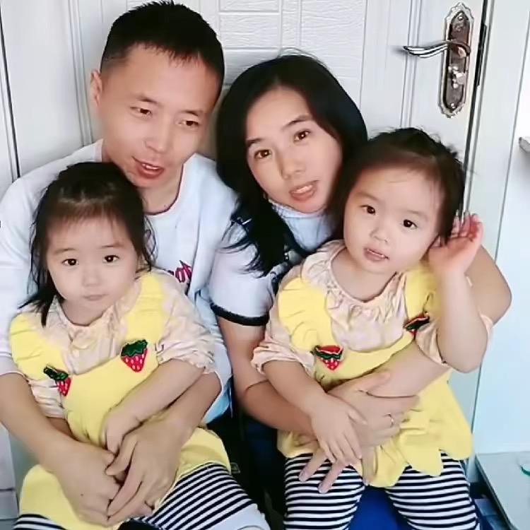 励志夫妻和双胞胎女儿