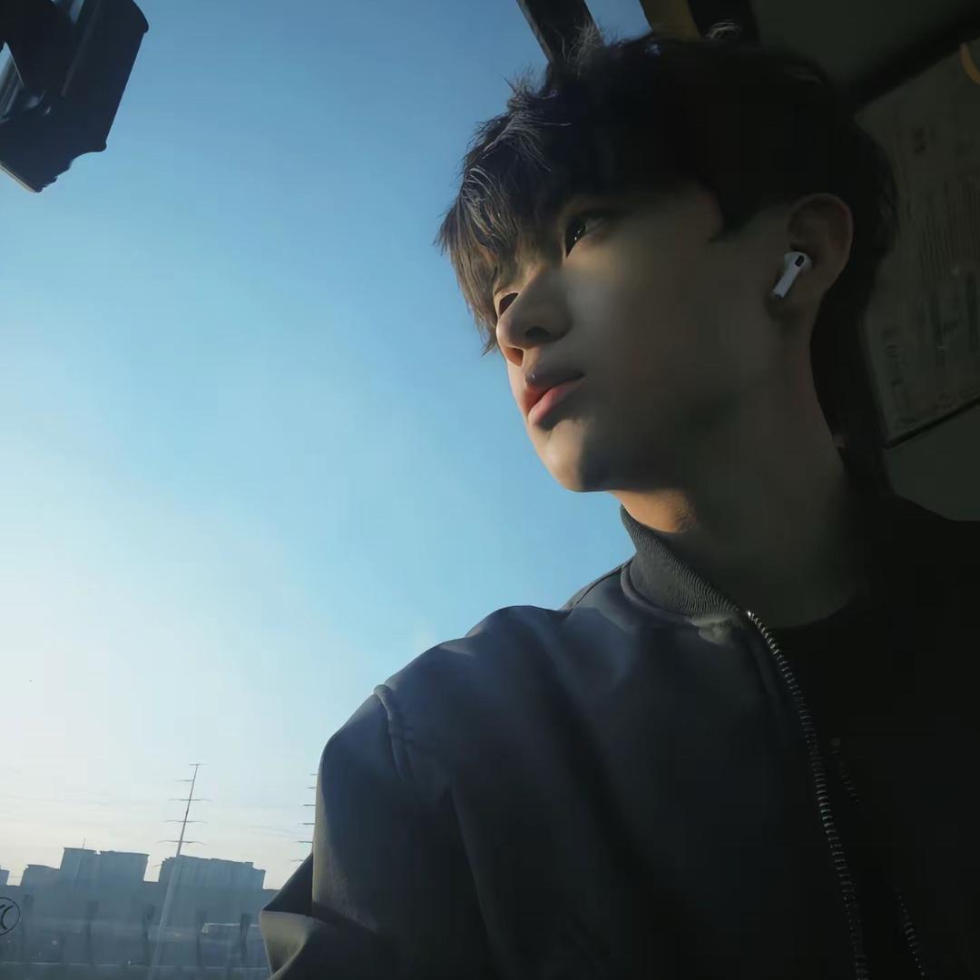 纯情男大Ψ