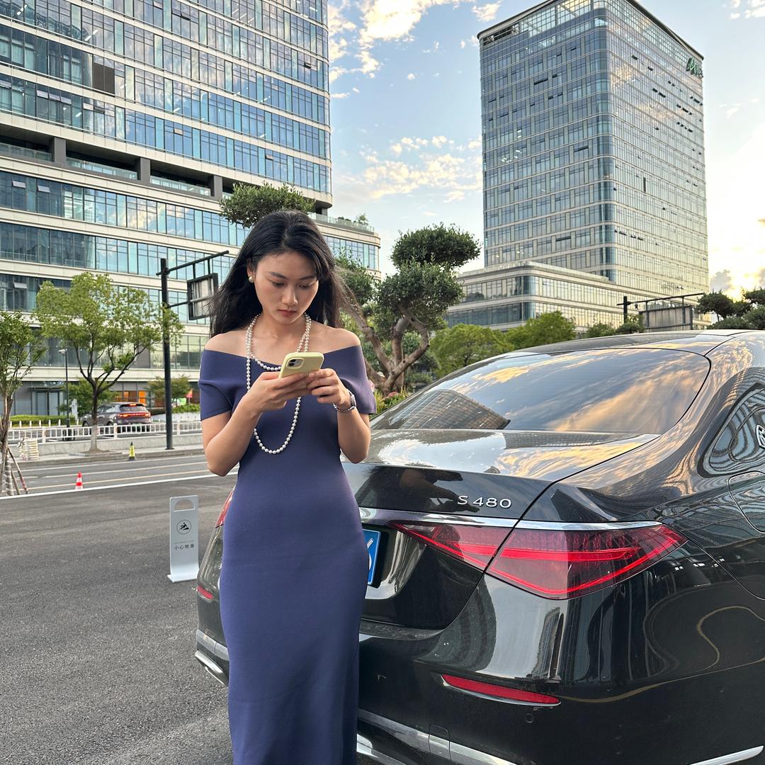 走路带风的女总裁