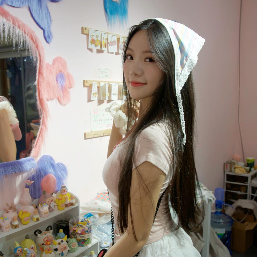 洛艺爱唱歌（努力涨粉）