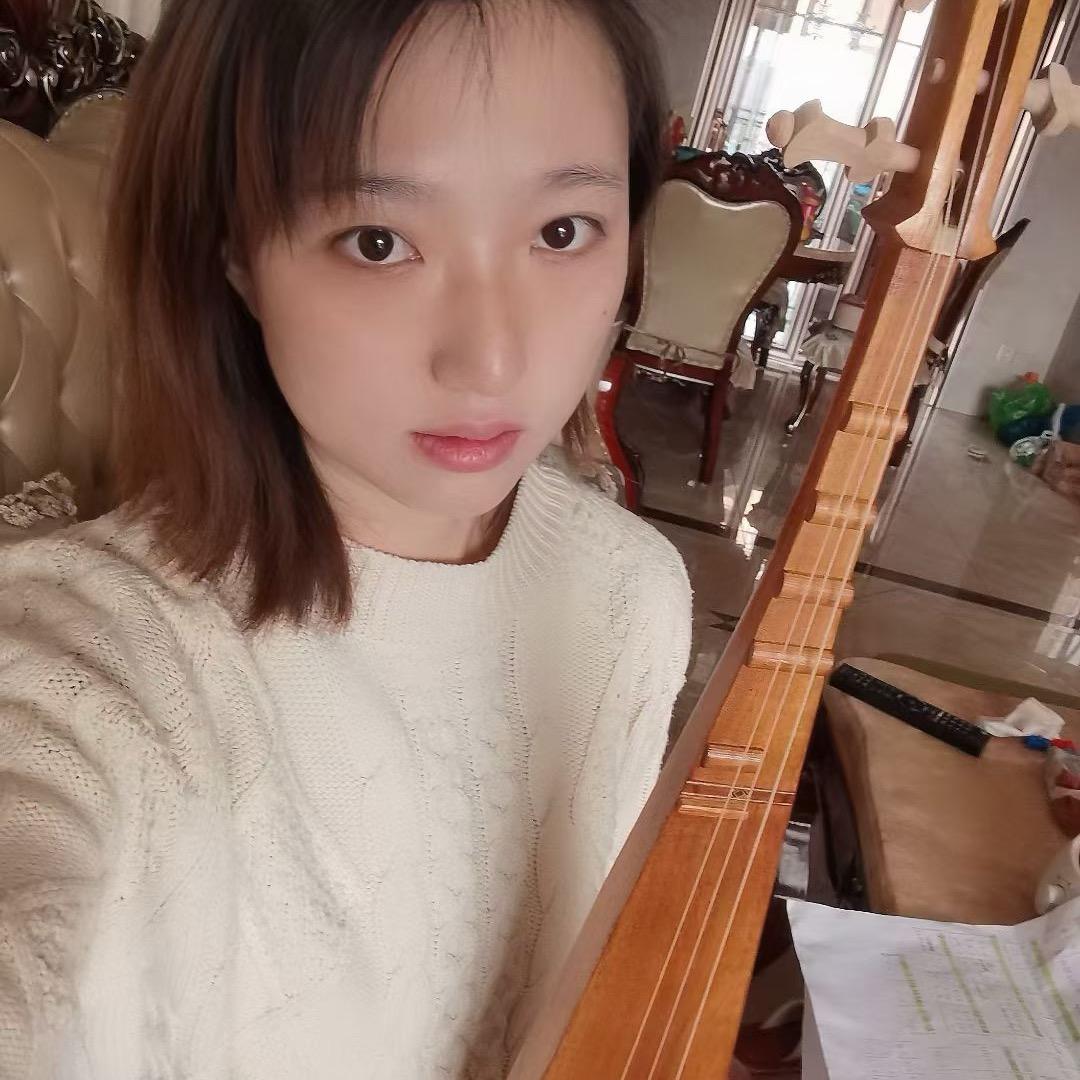 弹琵琶的李青青