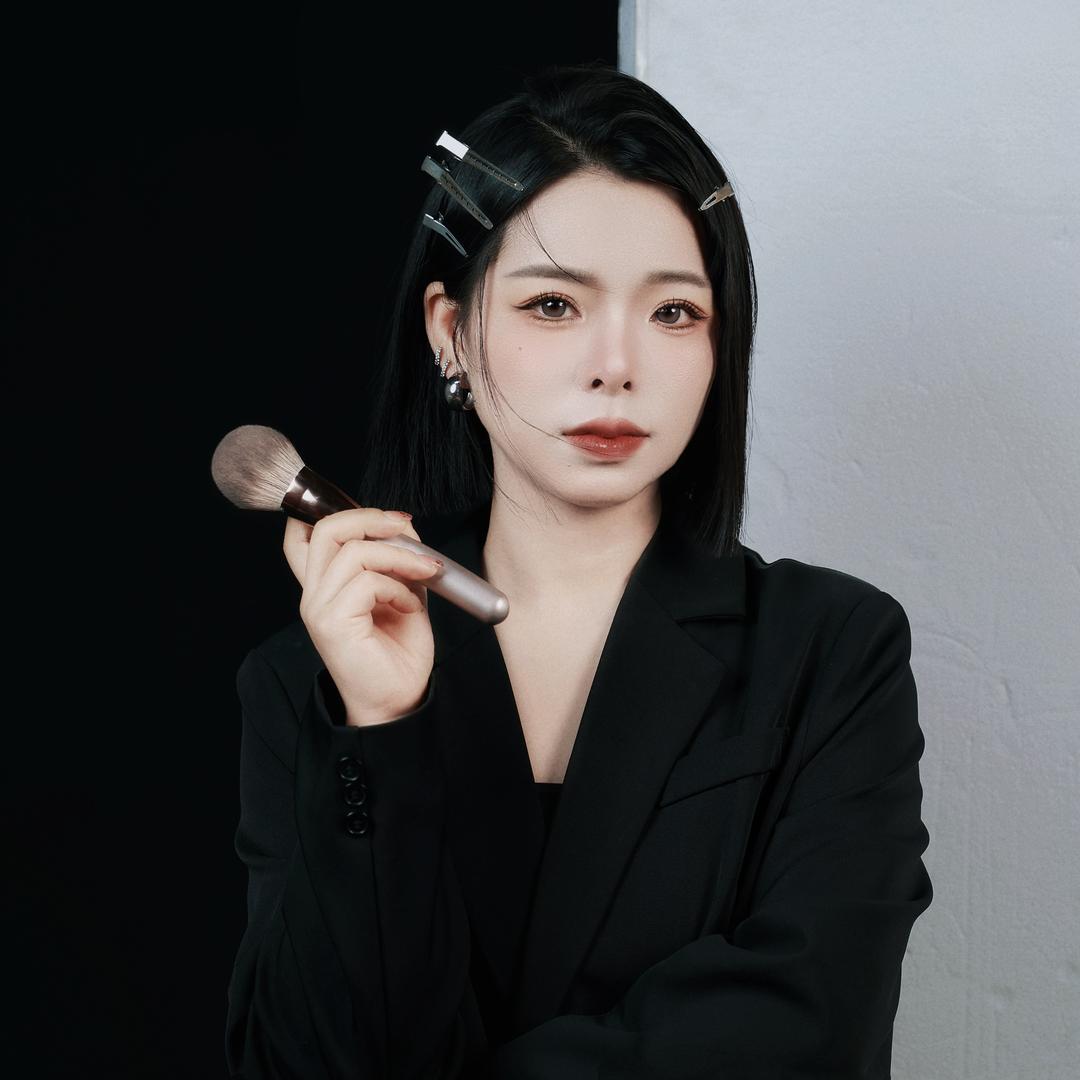 玲玲是个化妆师