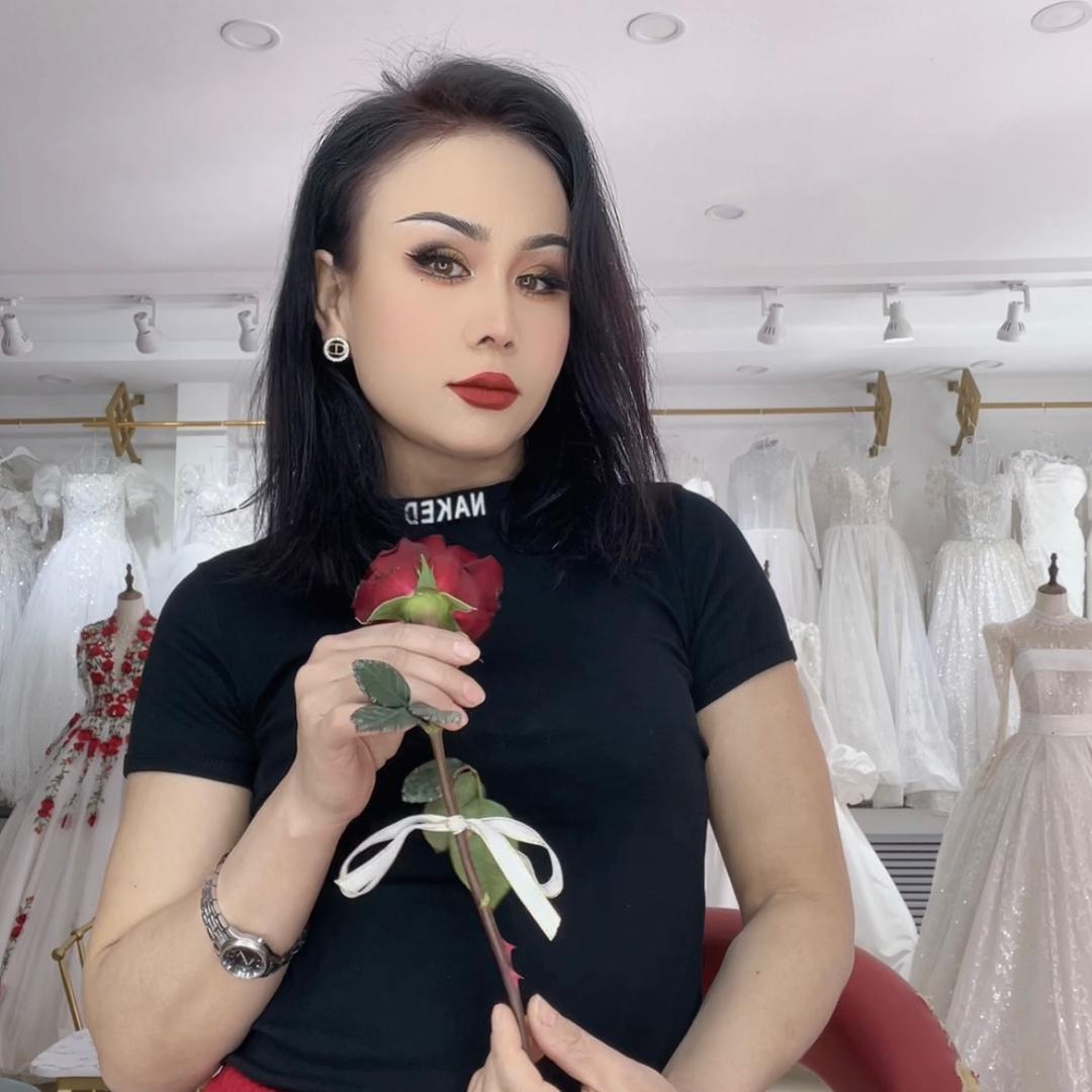迪丽高级化妆师