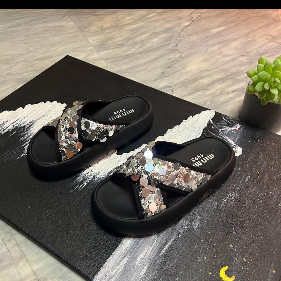 柜柜里的凉拖鞋