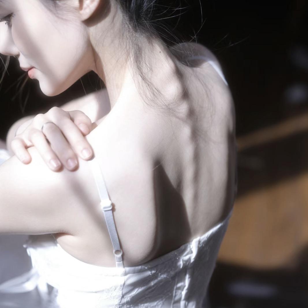 卖银手镯的美女鸭