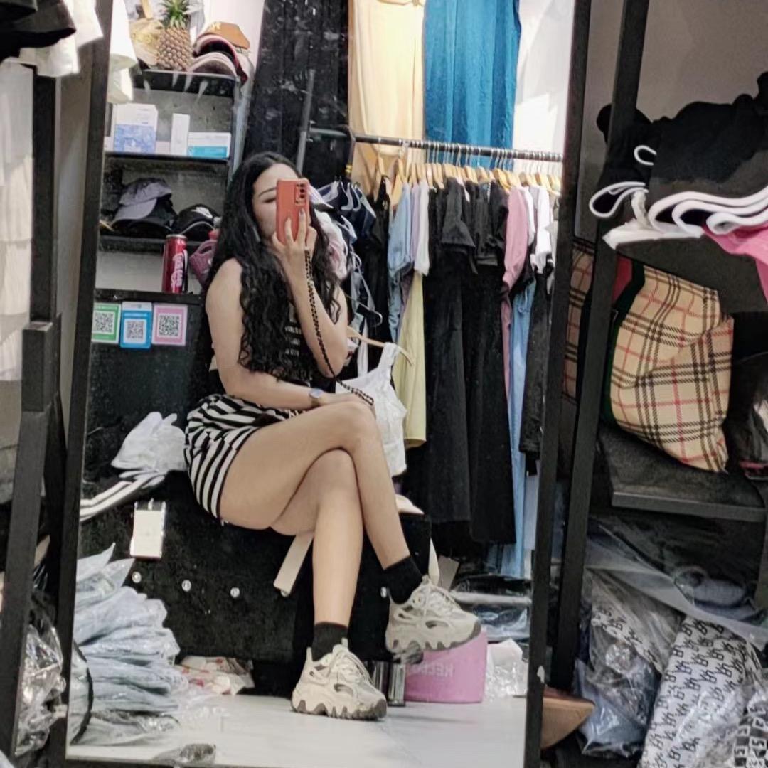 .黄玲玲
