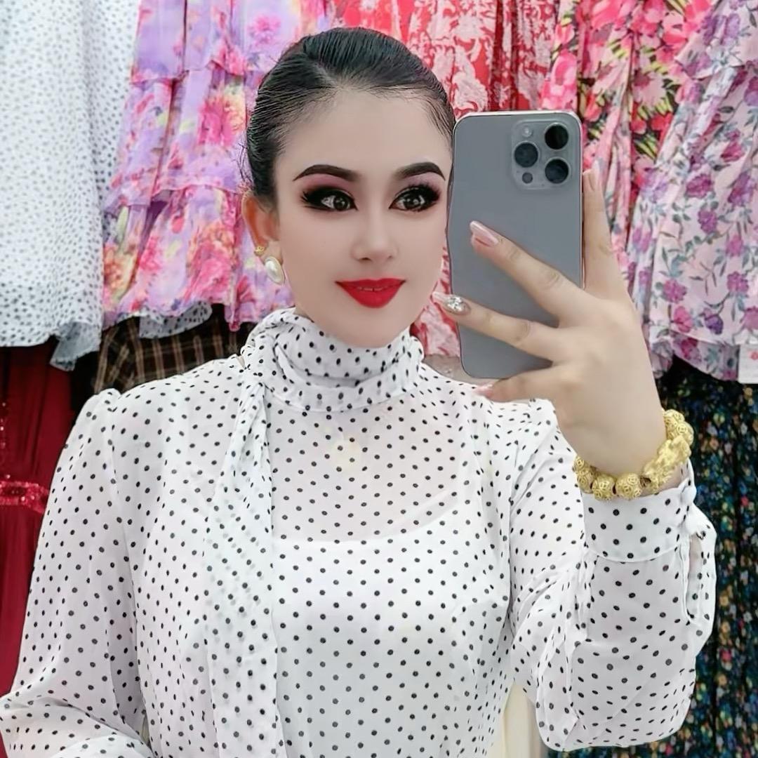 阿瓦提县帕孜来提服装店