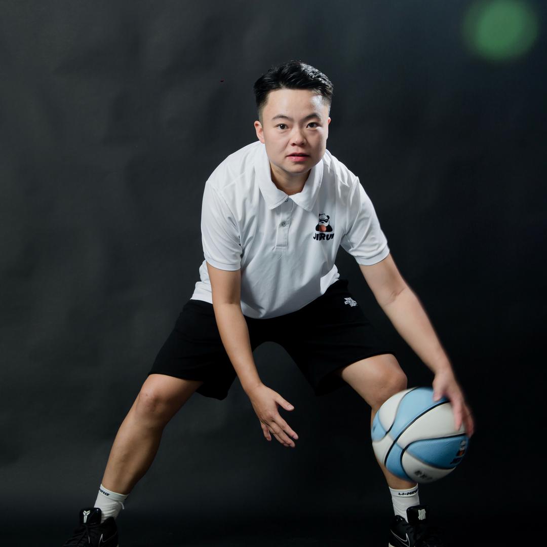 在铜仁教篮球的柒柒教练