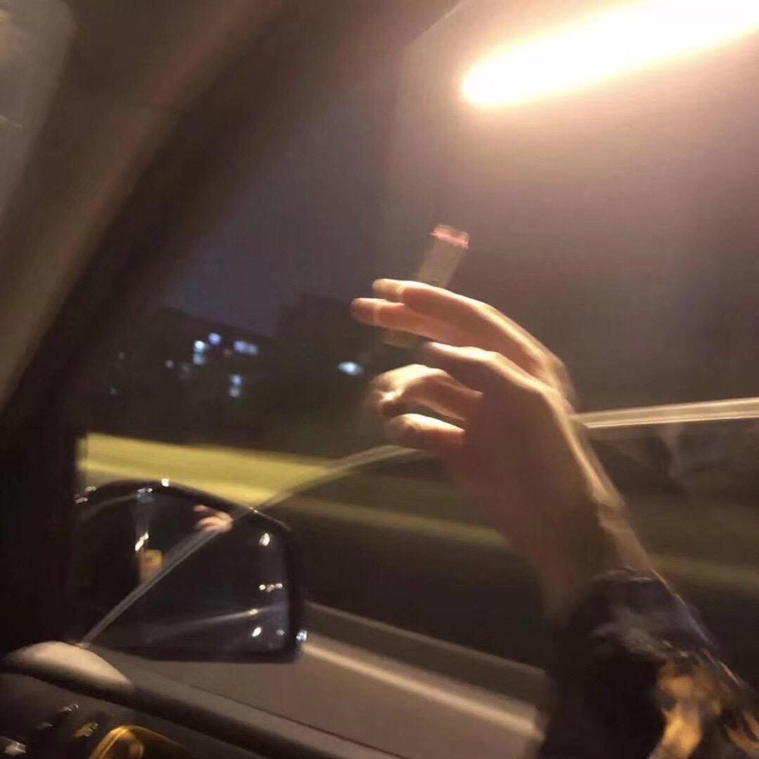 墙头的草