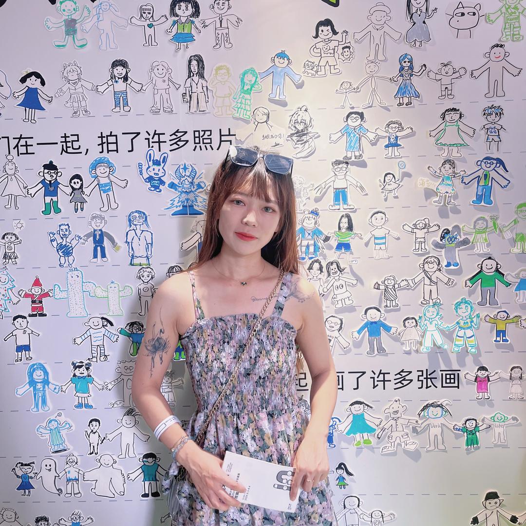 梅子不酸爱画画