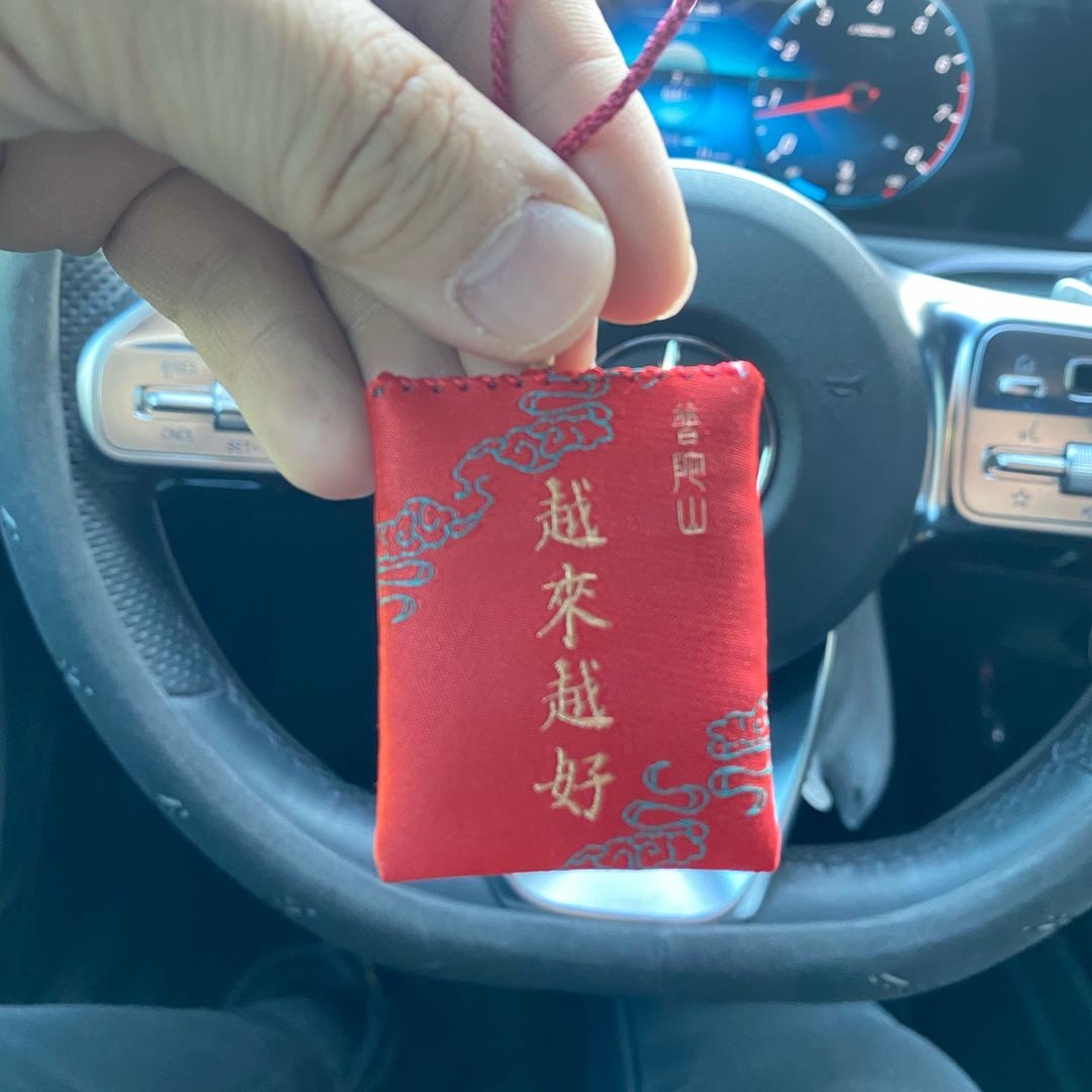 刘大拿努力搬运二手车
