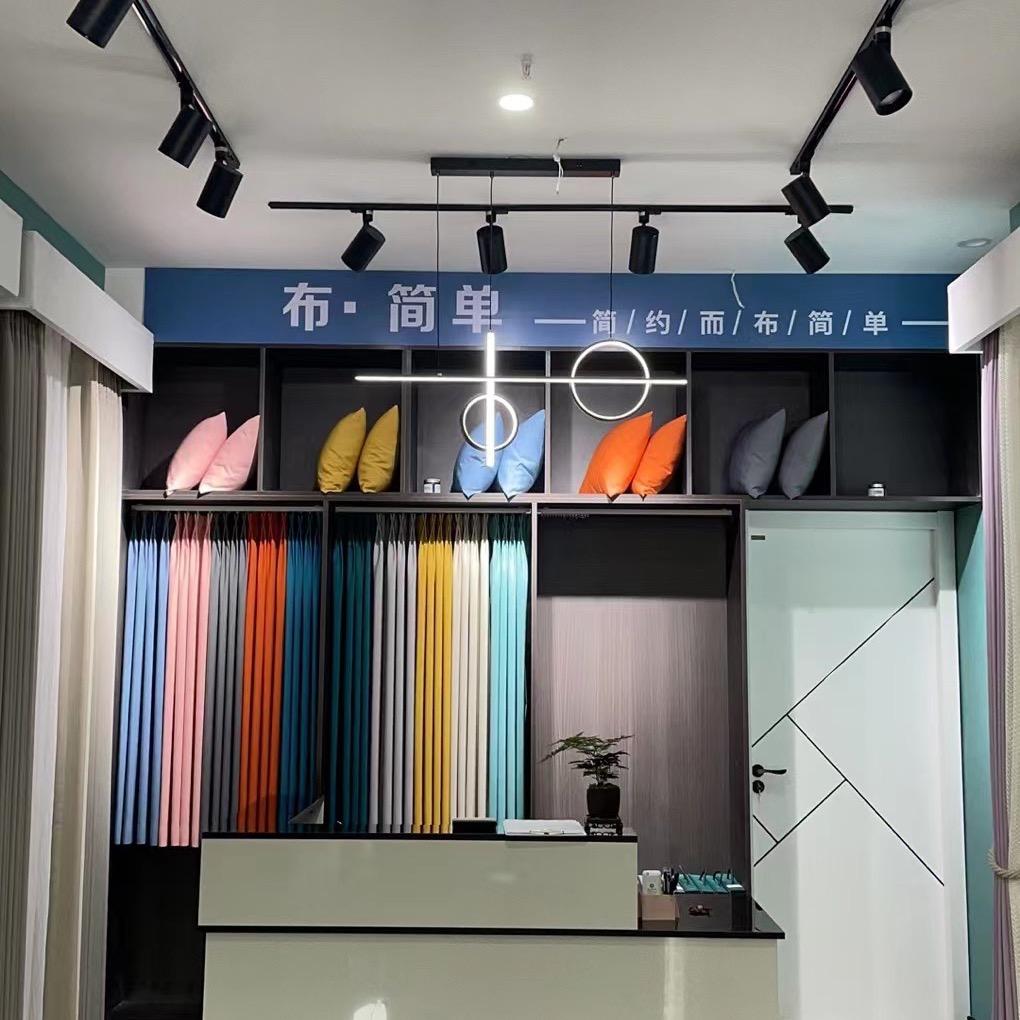 张先生在荆门卖墙布窗帘