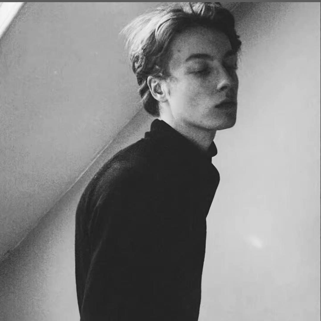 深夜爬山遇到知性野人被调成人夫