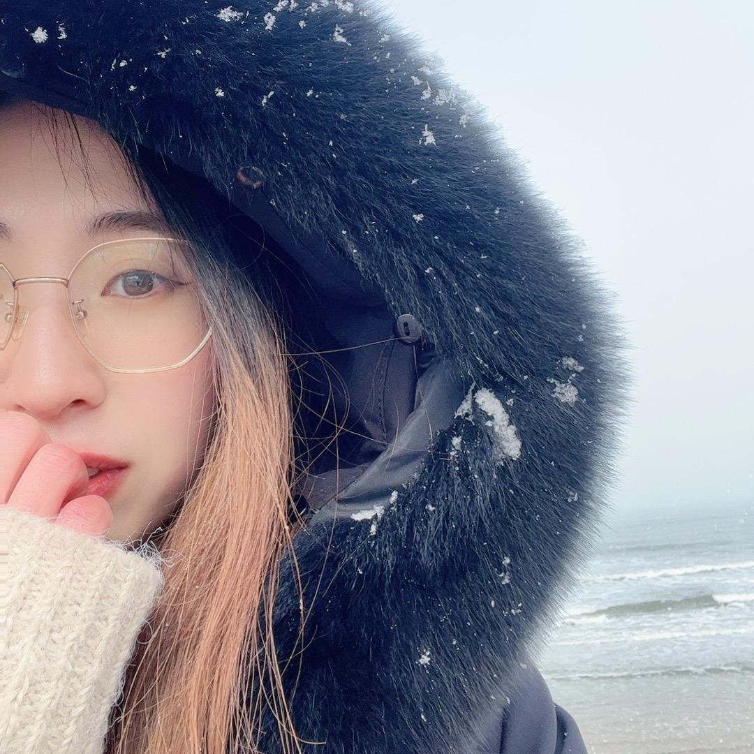 嵌入锁骨的小牙
