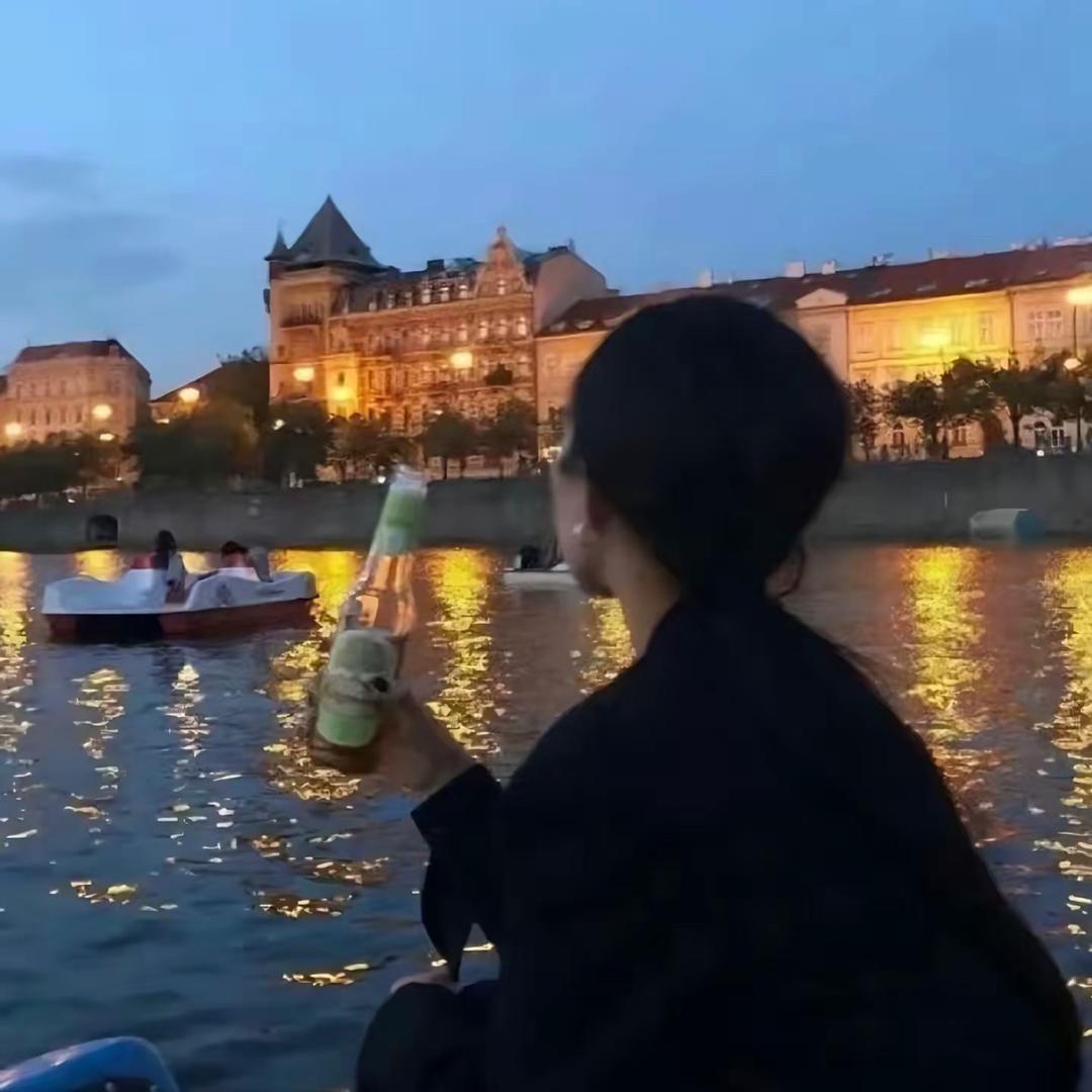 曼.