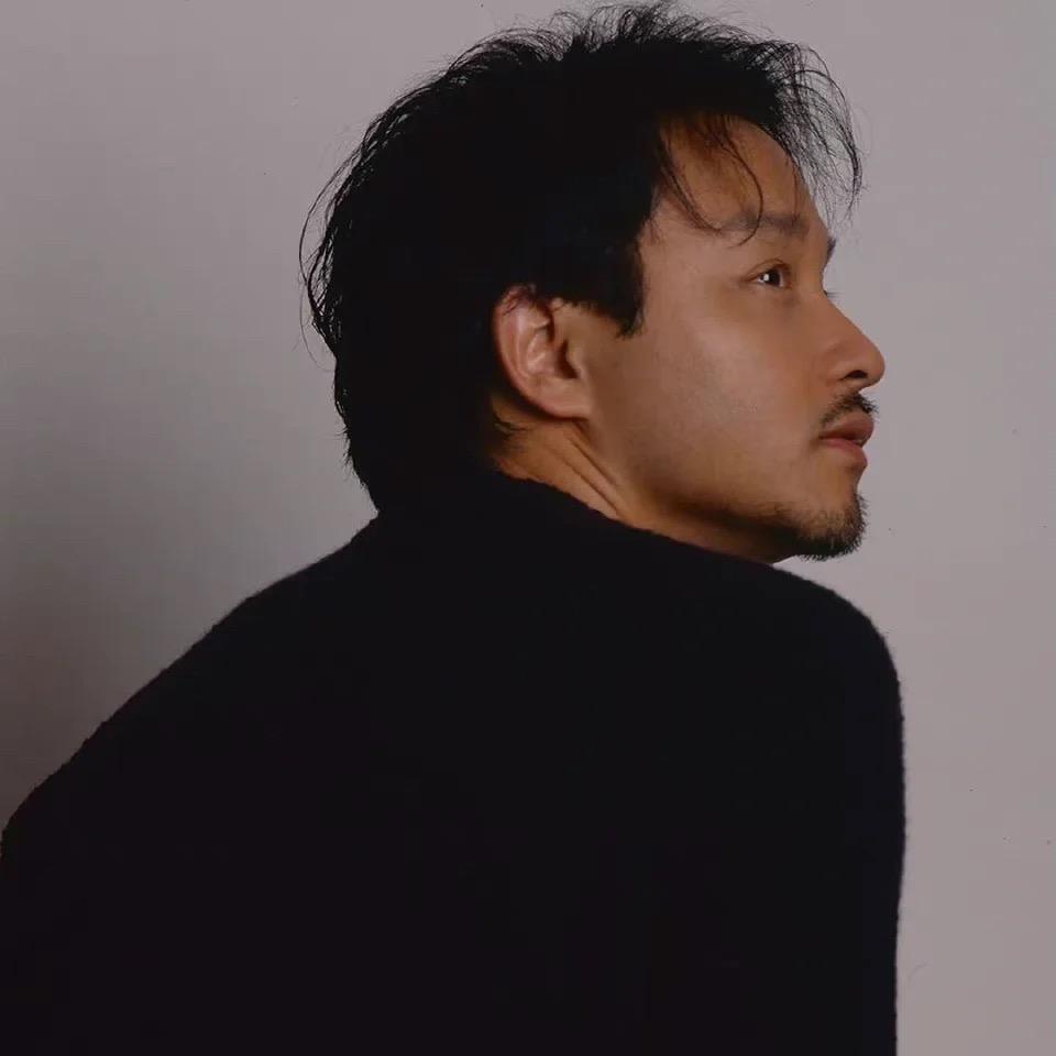 青衫独倚蓝桉台
