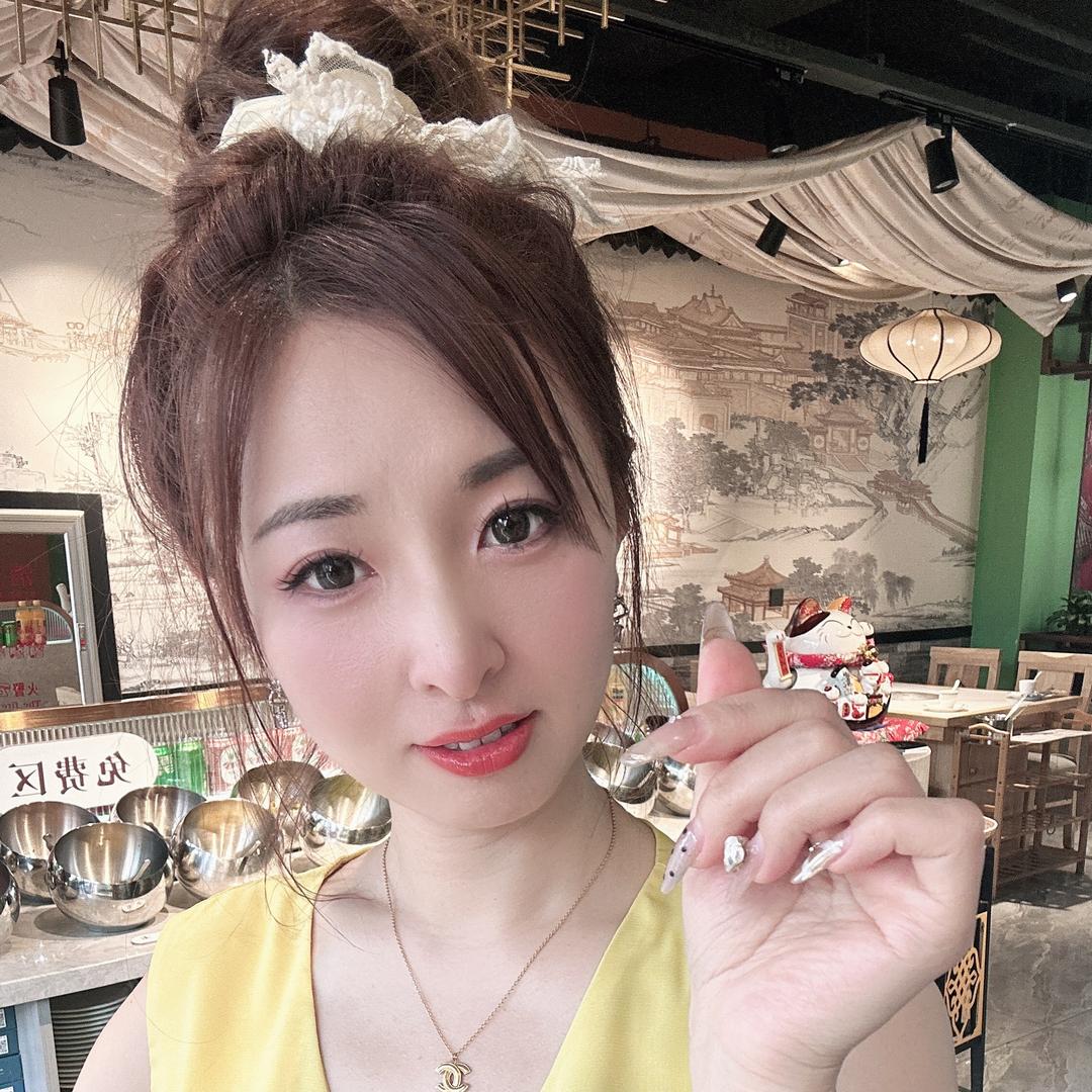 左手指月服饰店