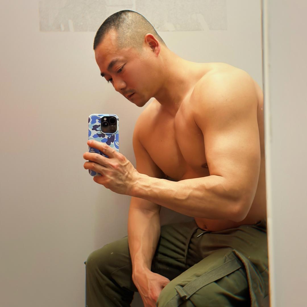 结实短发小伙儿