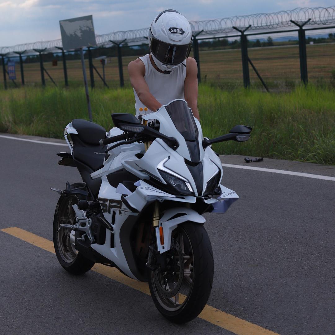 𝑅𝑒𝑝𝑜𝑠𝑒艺术家