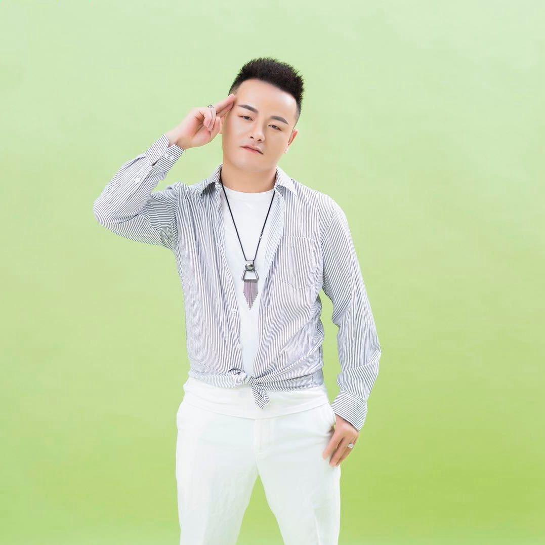 西港男发发型师-BOBO