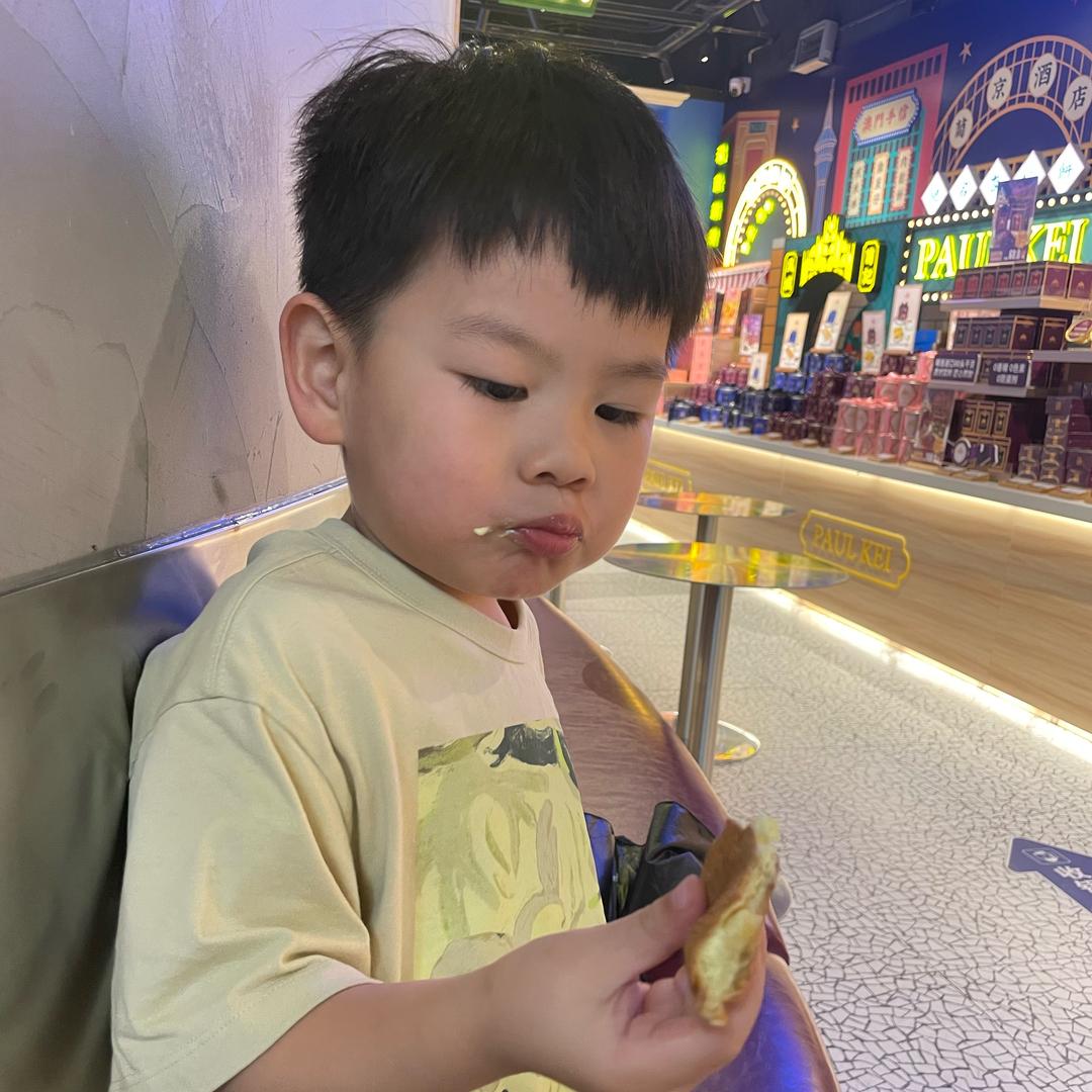 一口奶油蛋糕。