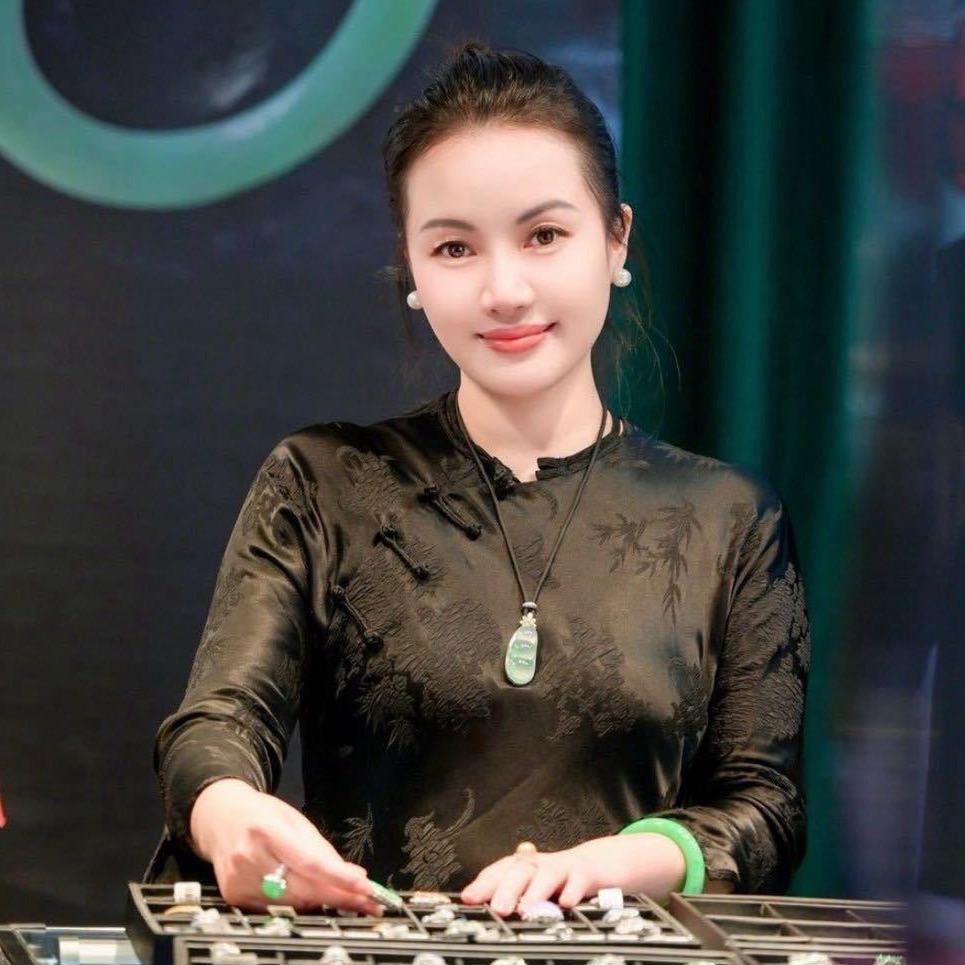 鼎极翡翠老板娘