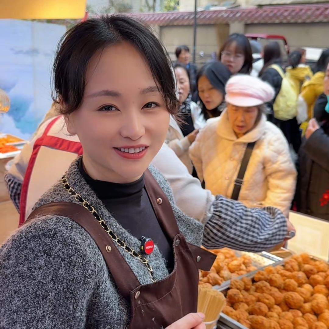 卖黄金脆皮藕圆子的盼盼