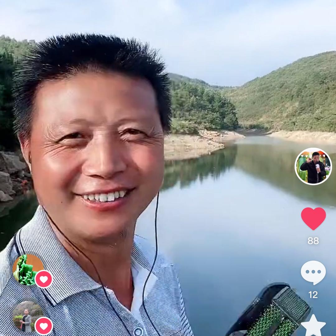 憨憨哥(爱唱歌)