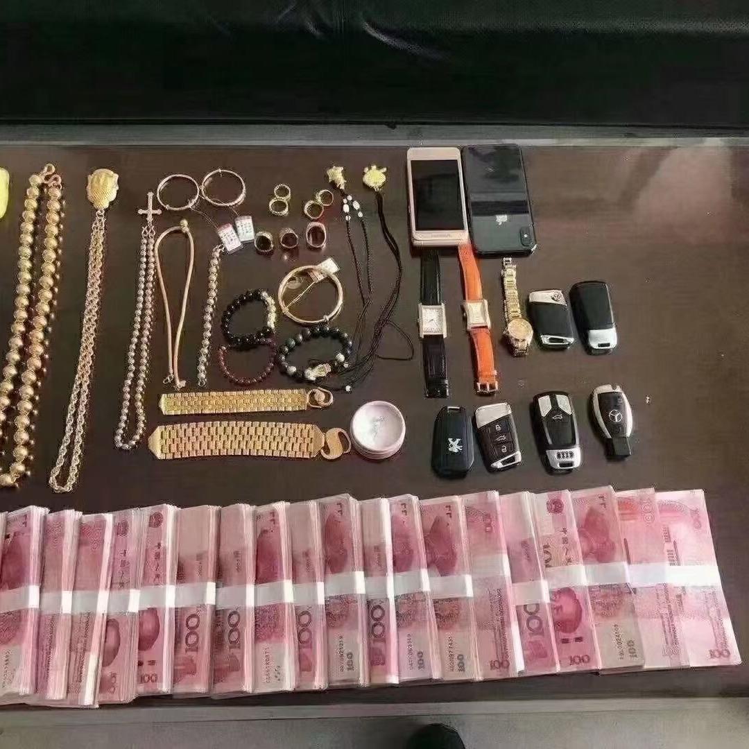 90后小伙在家种蒜