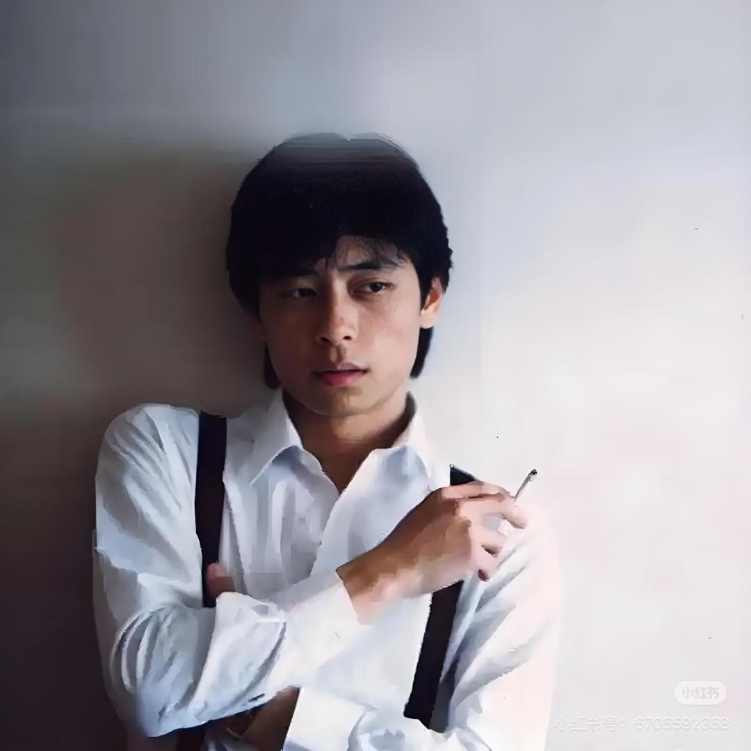 ⿻.
