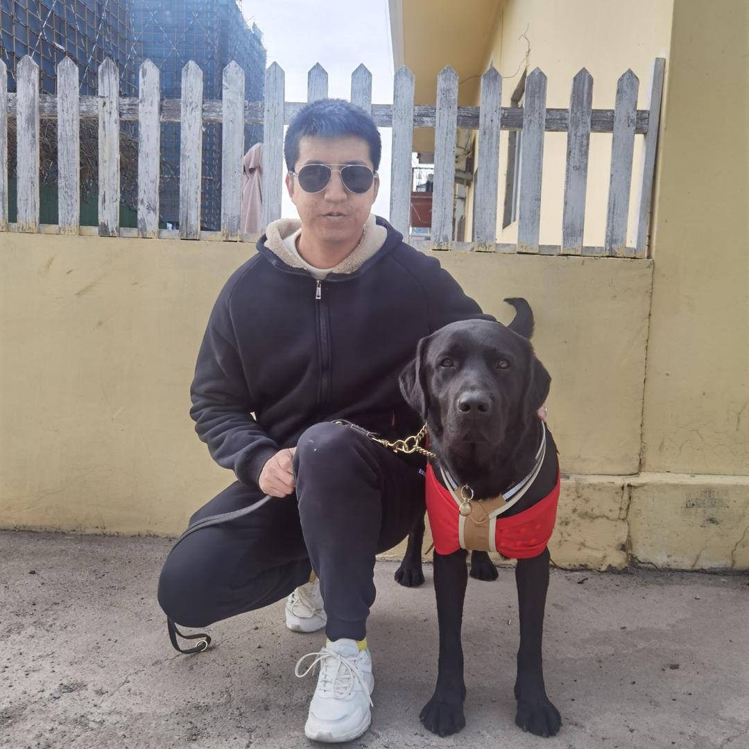 宝龙与导盲犬卡尔