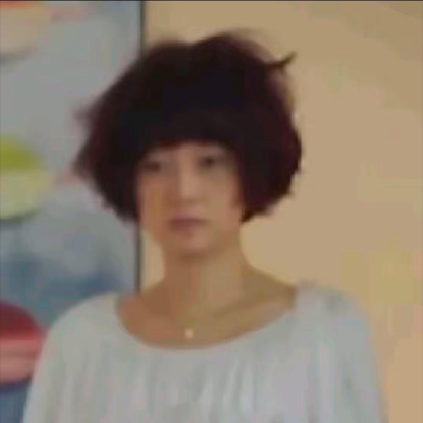 一朵风中摇曳的水仙花