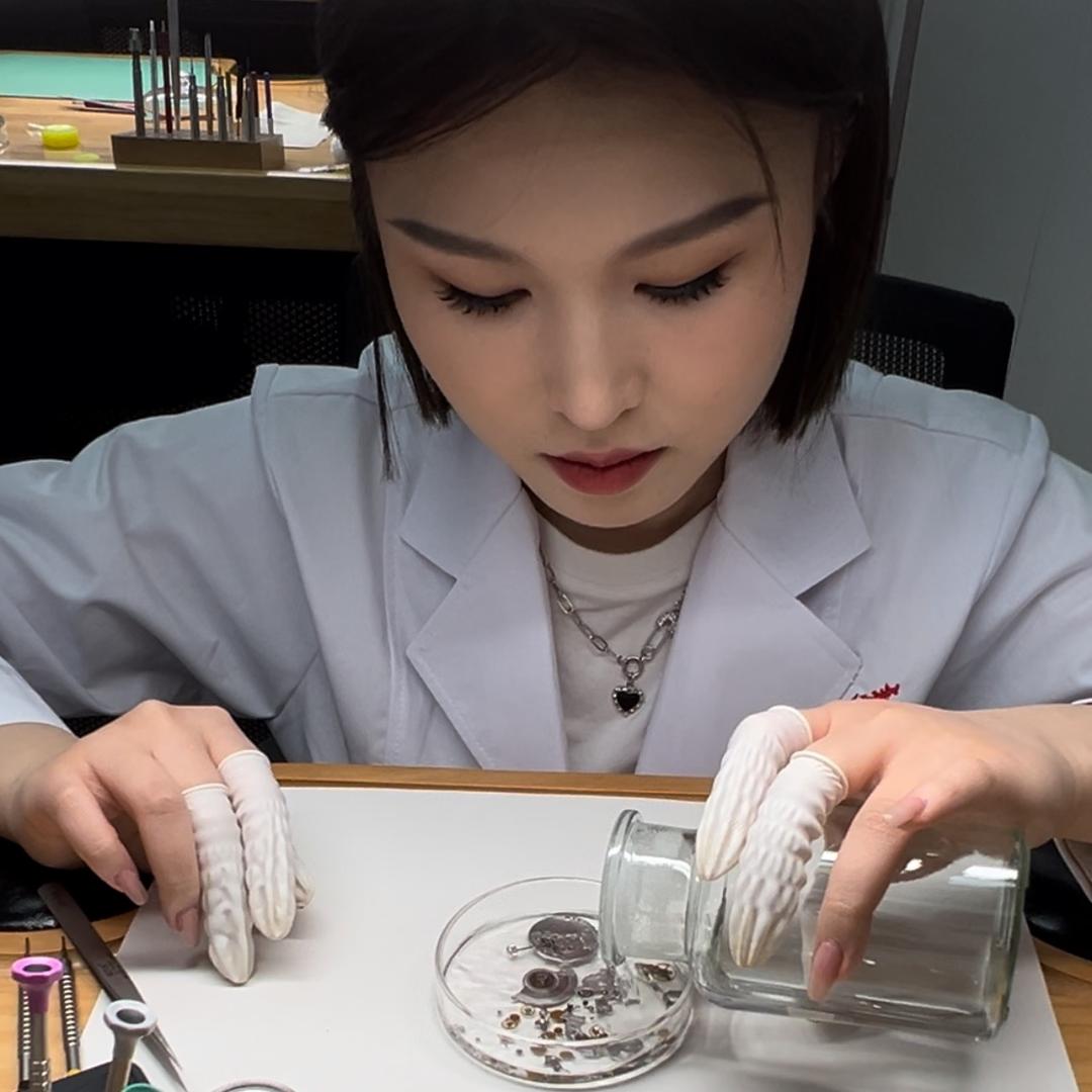 七妹爱修表