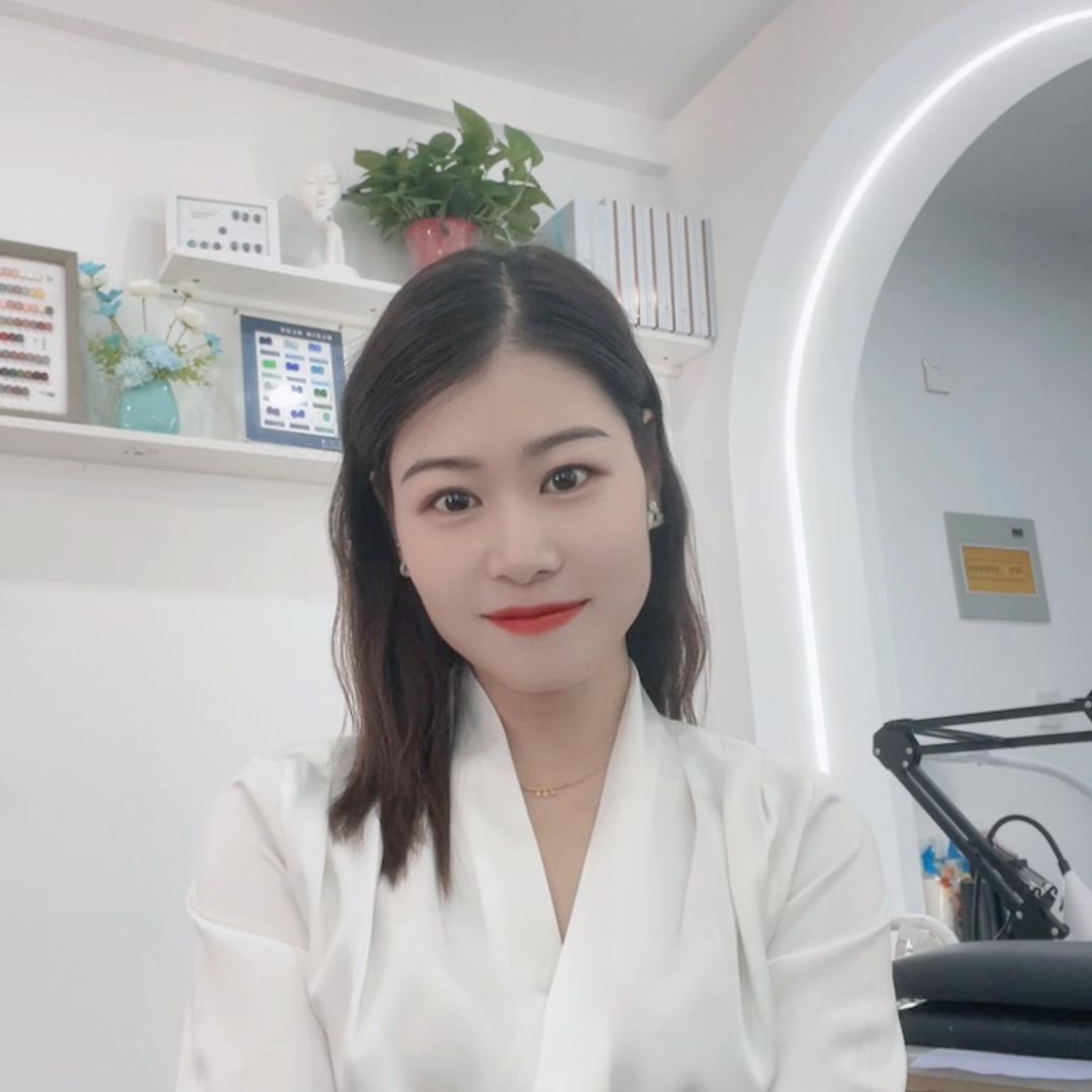 小潘 转身微笑