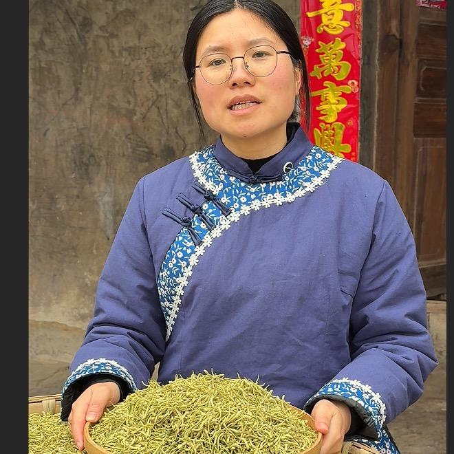 家乡畔金银花