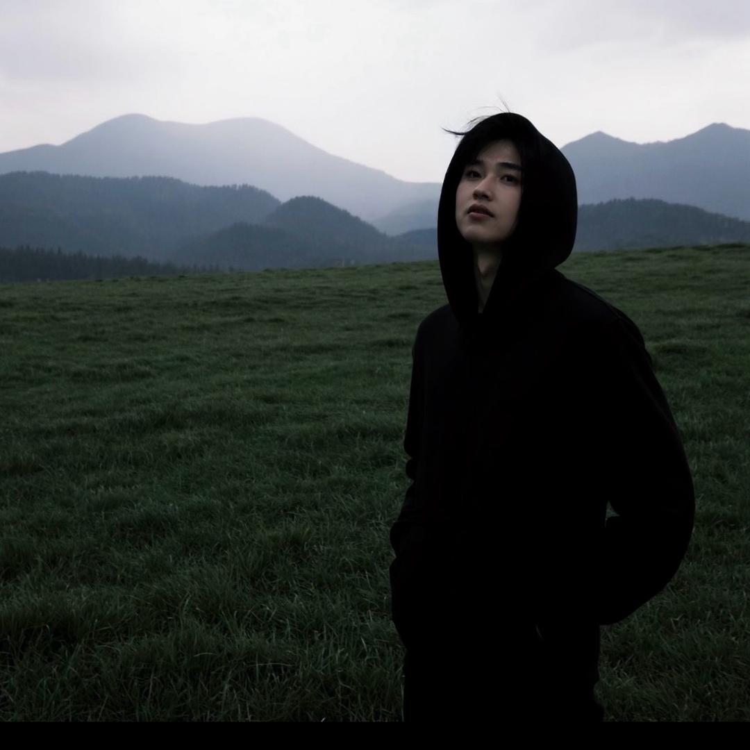 一男的.