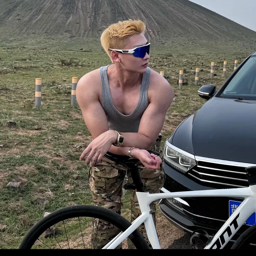 仨男的