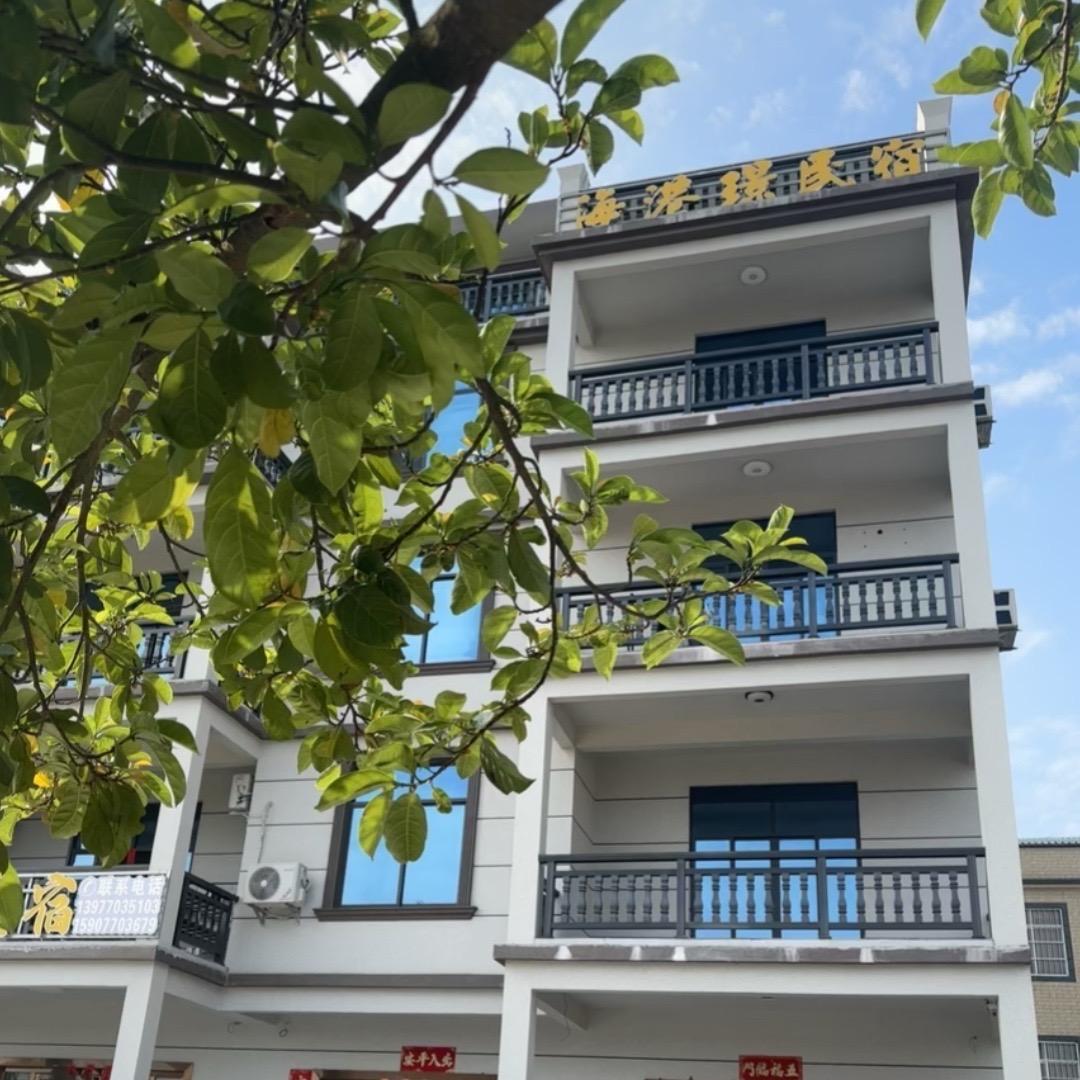 背过手.
