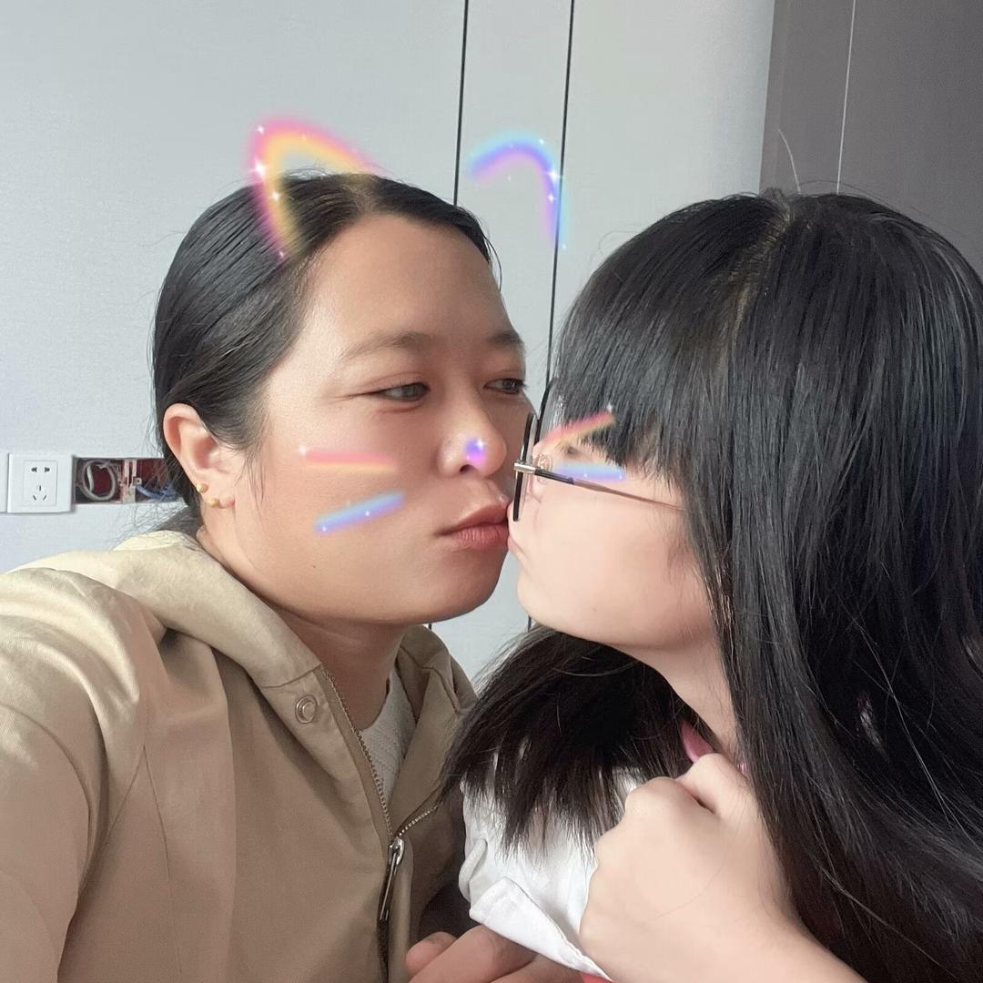 开收割机的小女人