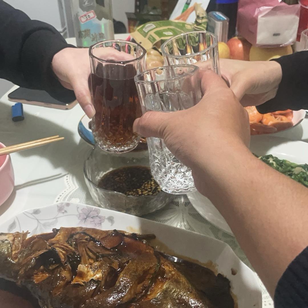 牵着老虎晒太阳