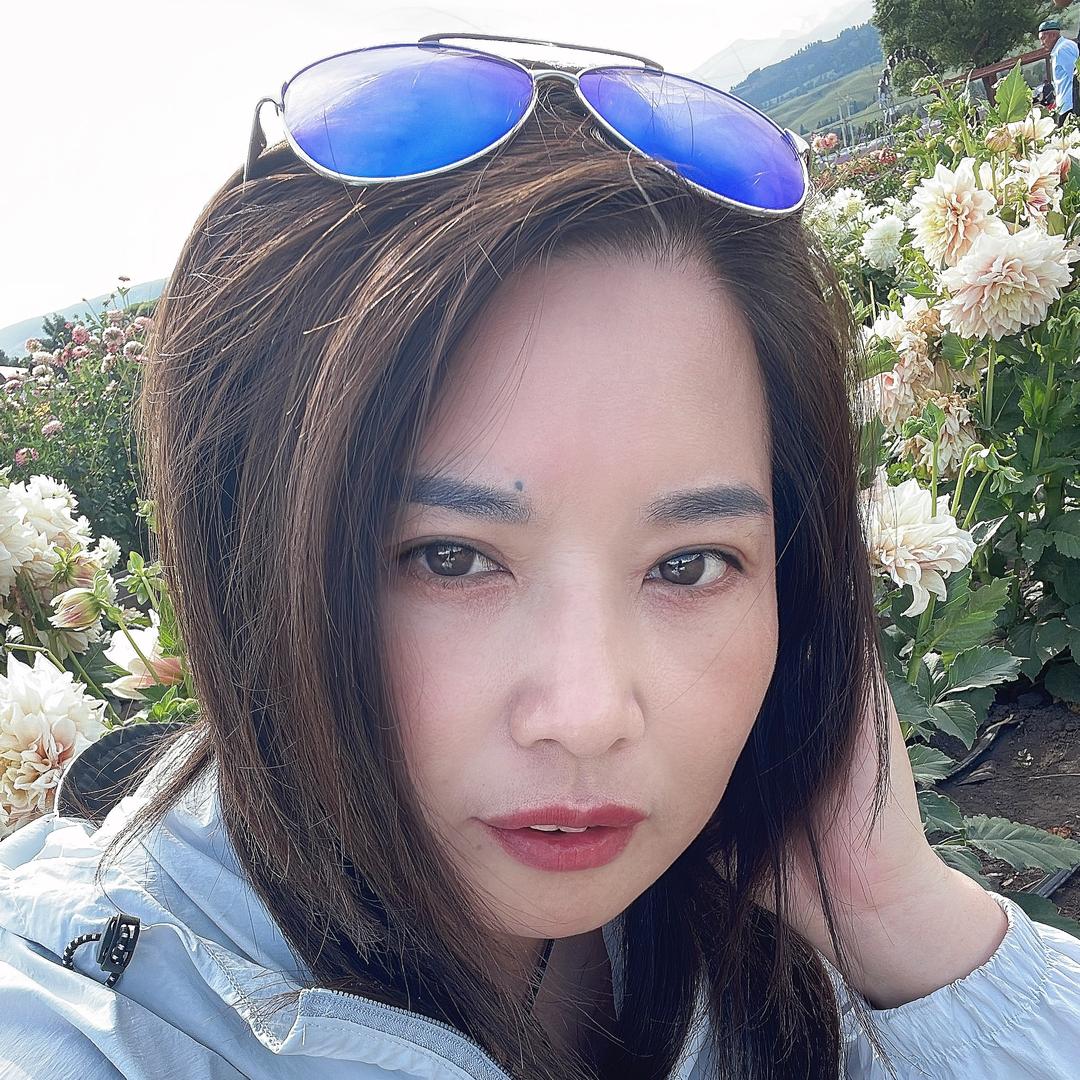 叼着奶嘴逛酒吧！