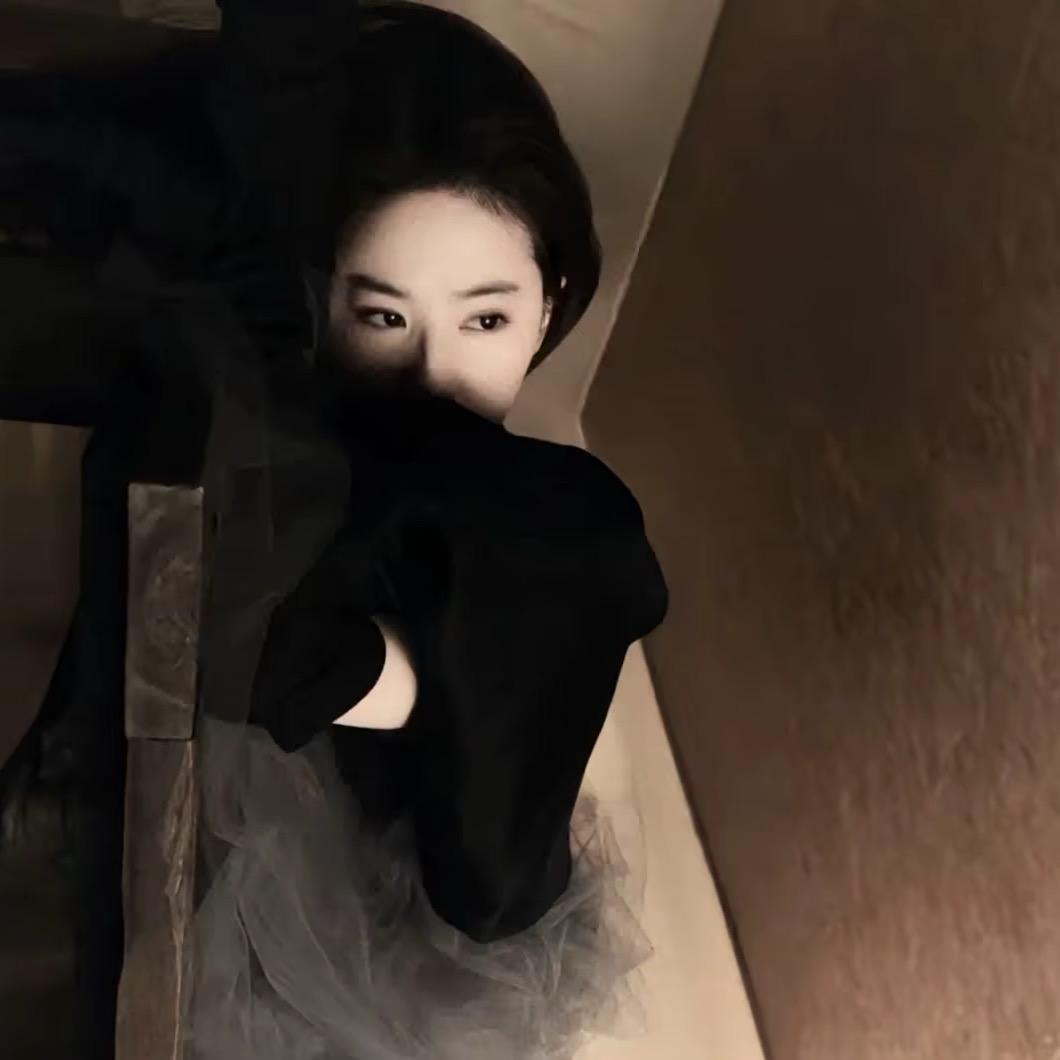 连告别都要双手插兜的女人